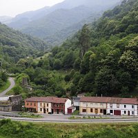 Pueblo de La Maravilla y carretera de acceso al valle de Cervigao y Carraceo