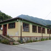 Escuela Pública de Güeria.Al fondo el picu Cabramoza.