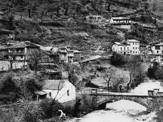 Foto antigua vista del río Negro y el molín